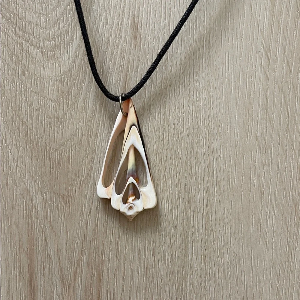 Fun shell pendant chocker necklace one-size unisex new